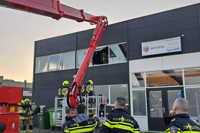 Hevige brand in woning boven bedrijfspand