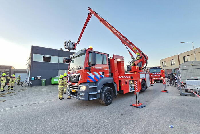 Hevige brand in woning boven bedrijfspand