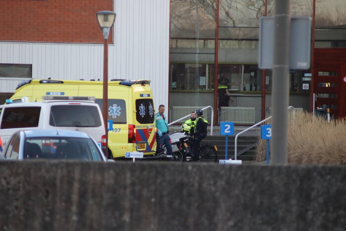 Gewonde en aanhoudingen na steekincident bij AZC