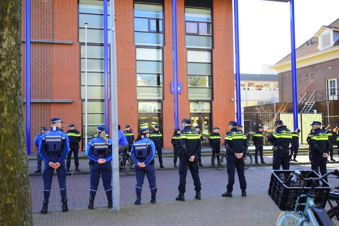 Politieagenten vormen indrukwekkende erehaag voor doodzieke collega