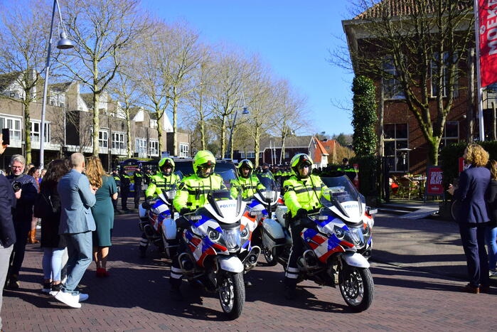 Politieagenten vormen indrukwekkende erehaag voor doodzieke collega