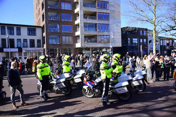 Politieagenten vormen indrukwekkende erehaag voor doodzieke collega