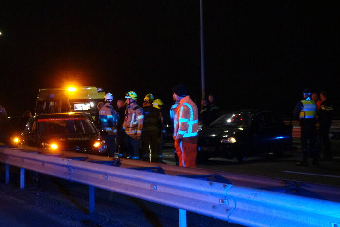 Auto over de kop bij ongeval tussen meerdere voertuigen