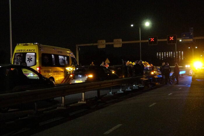 Auto over de kop bij ongeval tussen meerdere voertuigen