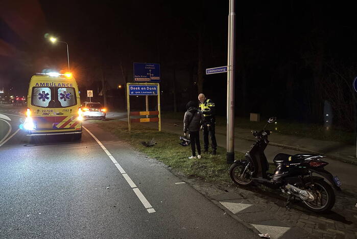 Twee gewonden na aanrijding tussen auto en scooter