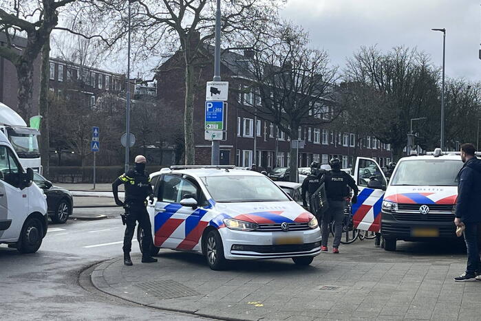 Politie groots ingezet voor persoon op dak van flat