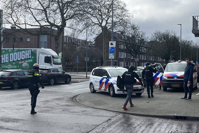 Politie groots ingezet voor persoon op dak van flat