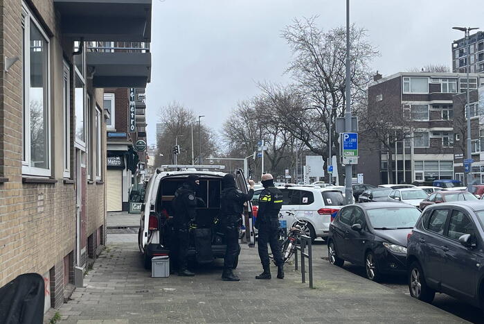 Politie groots ingezet voor persoon op dak van flat