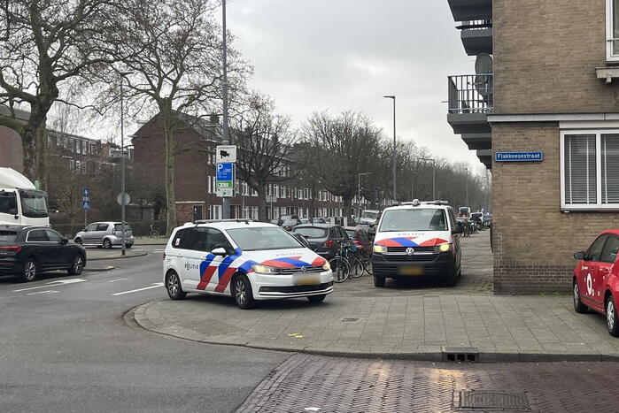Politie groots ingezet voor persoon op dak van flat