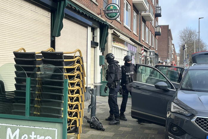 Politie groots ingezet voor persoon op dak van flat