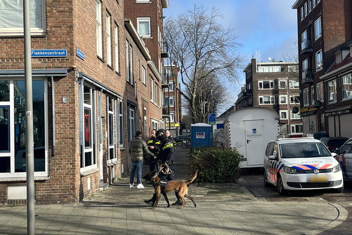 Politie groots ingezet voor persoon op dak van flat