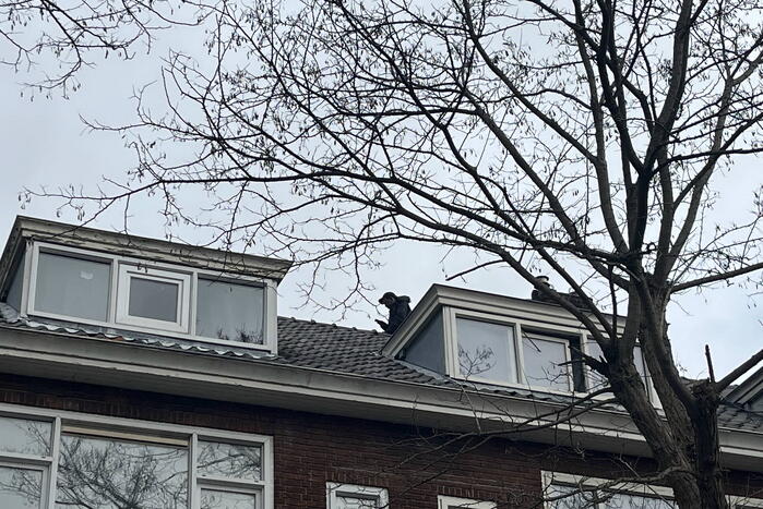 Politie groots ingezet voor persoon op dak van flat