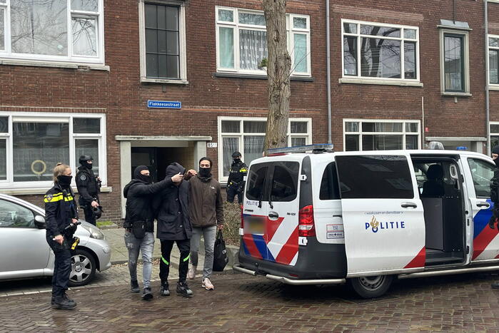 Politie groots ingezet voor persoon op dak van flat