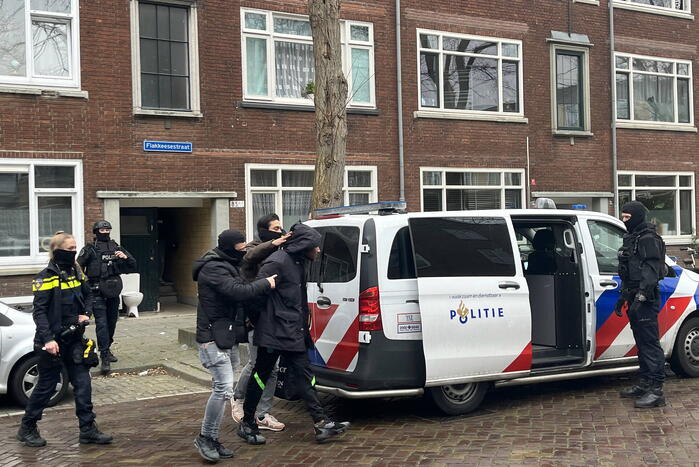 Politie groots ingezet voor persoon op dak van flat