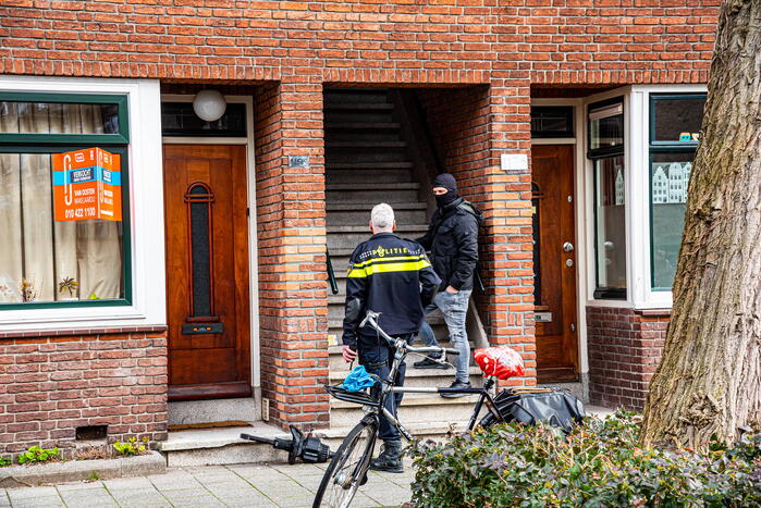 Politie groots ingezet voor persoon op dak van flat