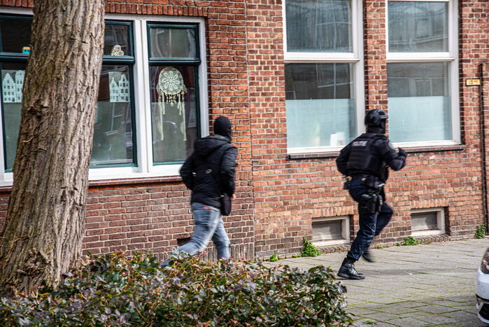 Politie groots ingezet voor persoon op dak van flat