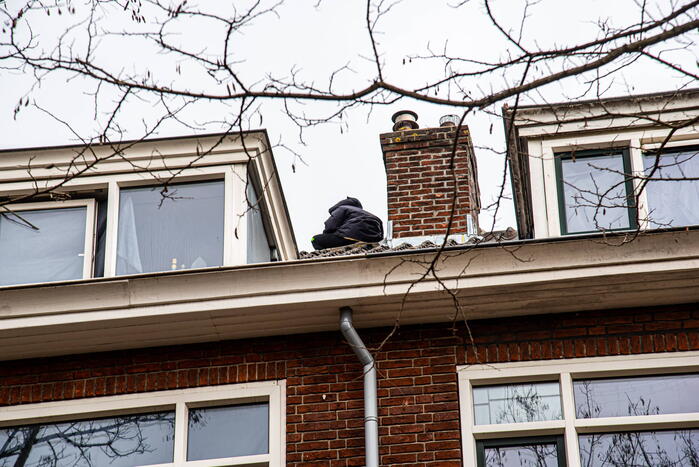 Politie groots ingezet voor persoon op dak van flat