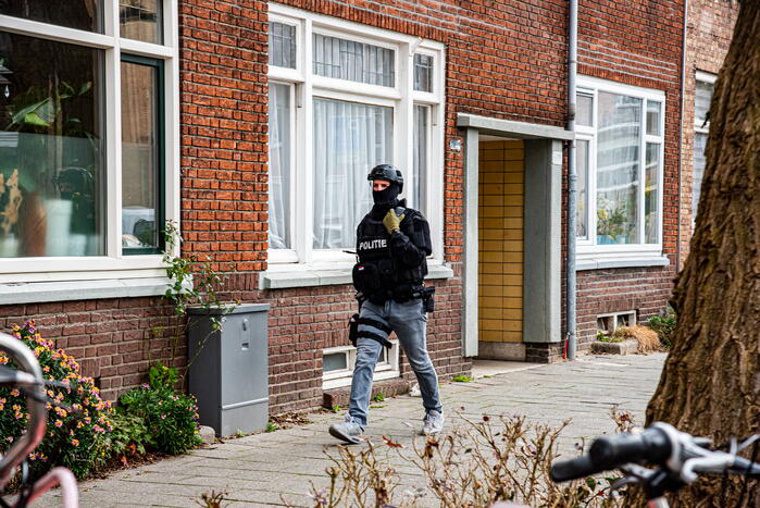 Politie groots ingezet voor persoon op dak van flat