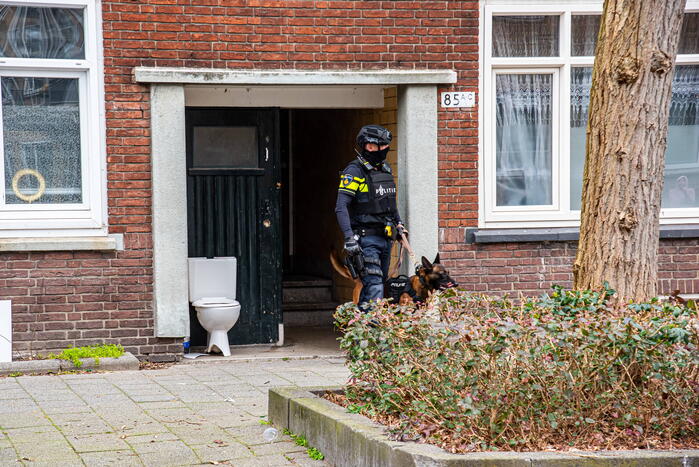 Politie groots ingezet voor persoon op dak van flat