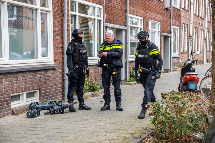 Politie groots ingezet voor persoon op dak van flat