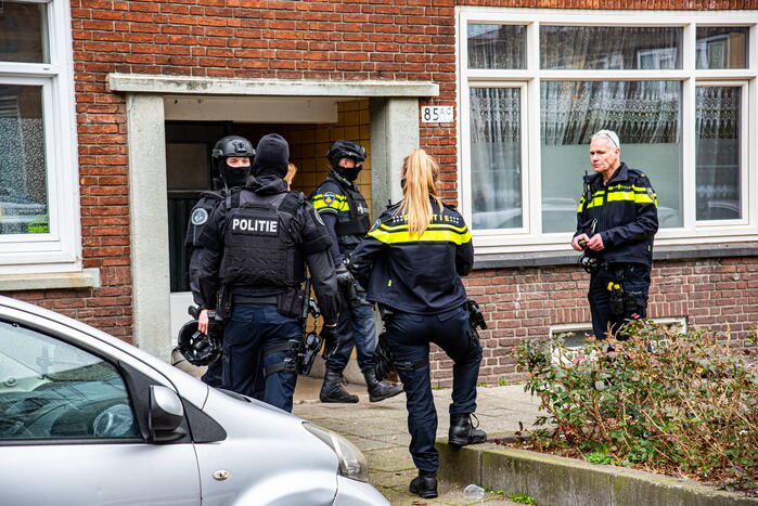 Politie groots ingezet voor persoon op dak van flat