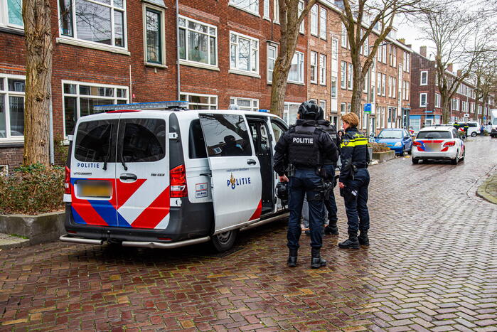 Politie groots ingezet voor persoon op dak van flat