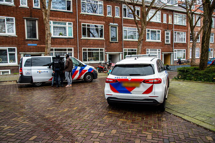 Politie groots ingezet voor persoon op dak van flat