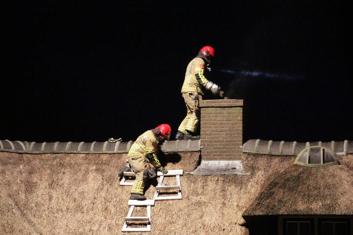 Schoorsteenbrand in rietgedekte woning