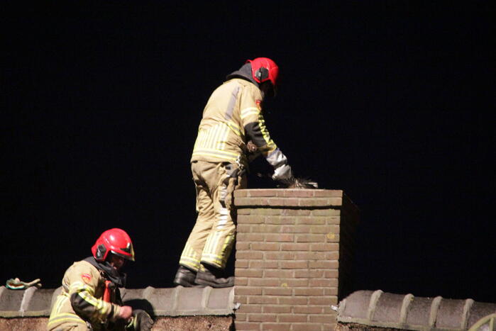 Schoorsteenbrand in rietgedekte woning