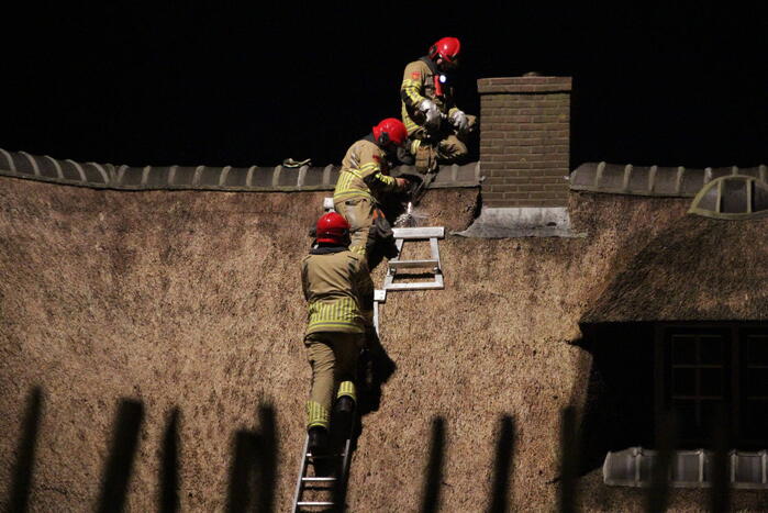 Schoorsteenbrand in rietgedekte woning