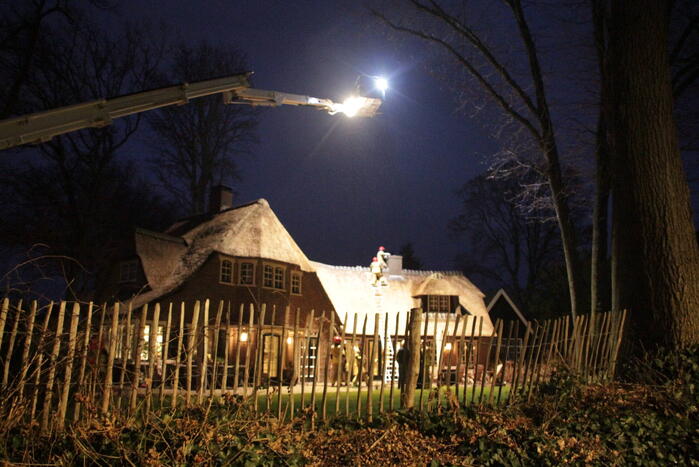 Schoorsteenbrand in rietgedekte woning