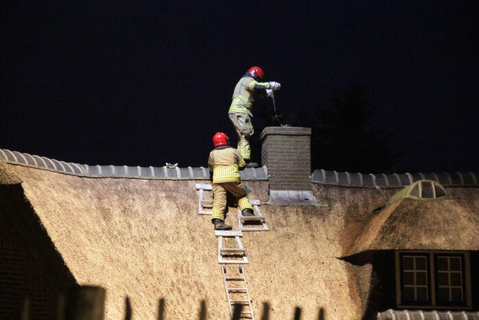 Schoorsteenbrand in rietgedekte woning