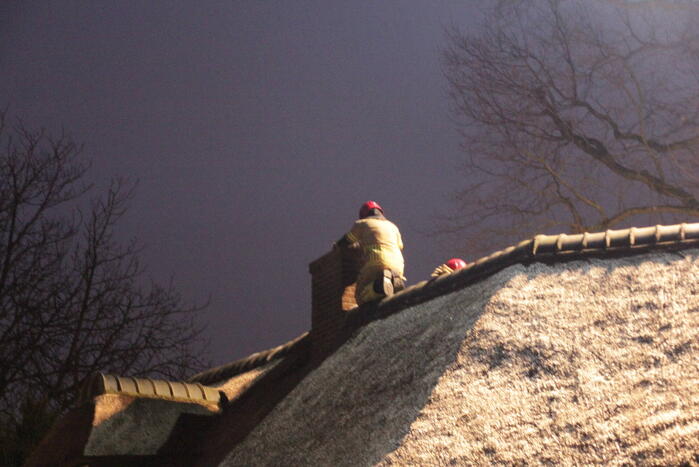 Schoorsteenbrand in rietgedekte woning
