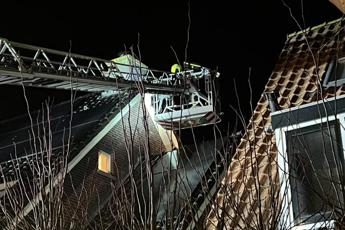 Brand in schoorsteen van woning