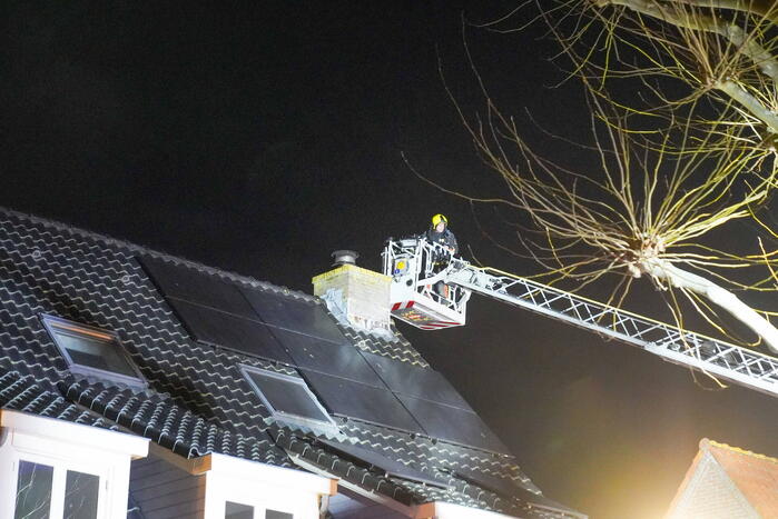 Brand in schoorsteen van woning