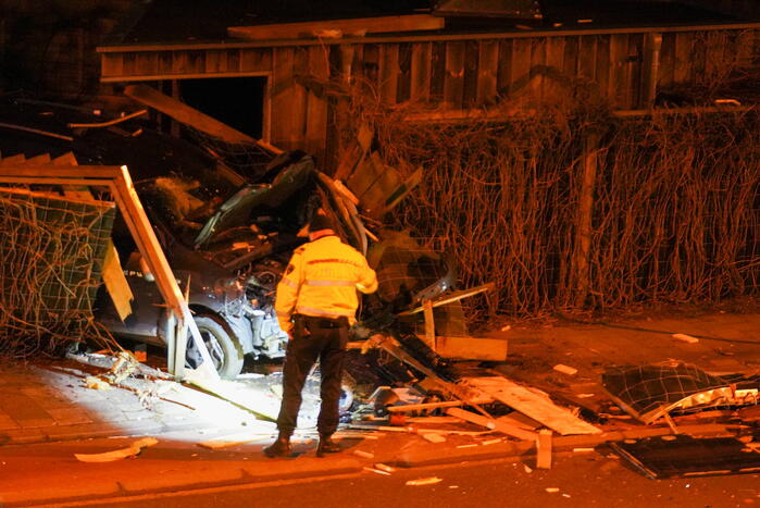 Auto rijdt door tuin waarna bestuurder vlucht