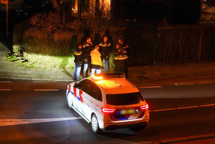 Auto rijdt door tuin waarna bestuurder vlucht
