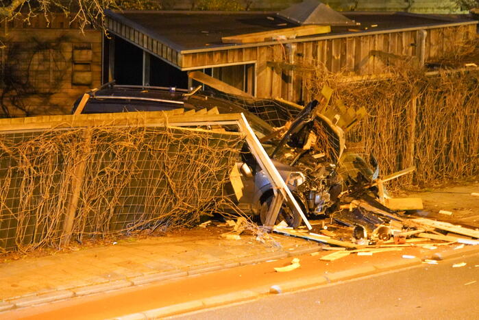 Auto rijdt door tuin waarna bestuurder vlucht