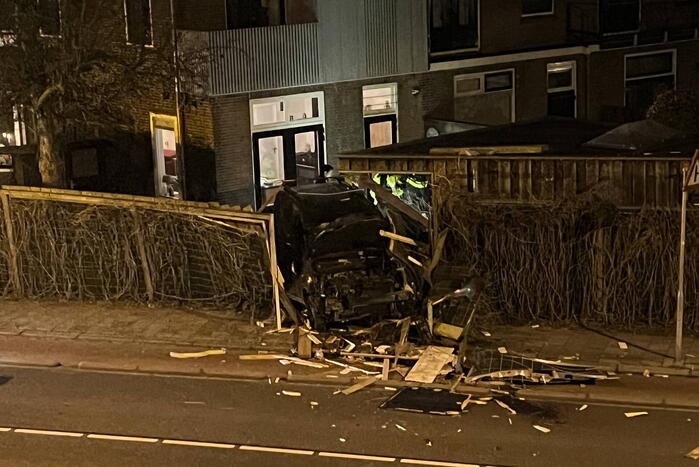 Auto rijdt door tuin waarna bestuurder vlucht