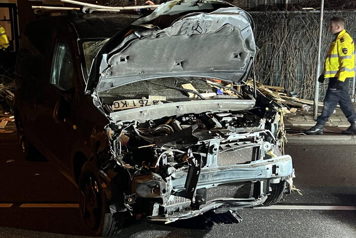 Auto rijdt door tuin waarna bestuurder vlucht