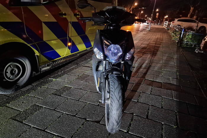 Scooter met twee opzittenden aangereden