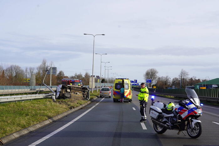 Automobiliste komt op zijkant tot stilstand