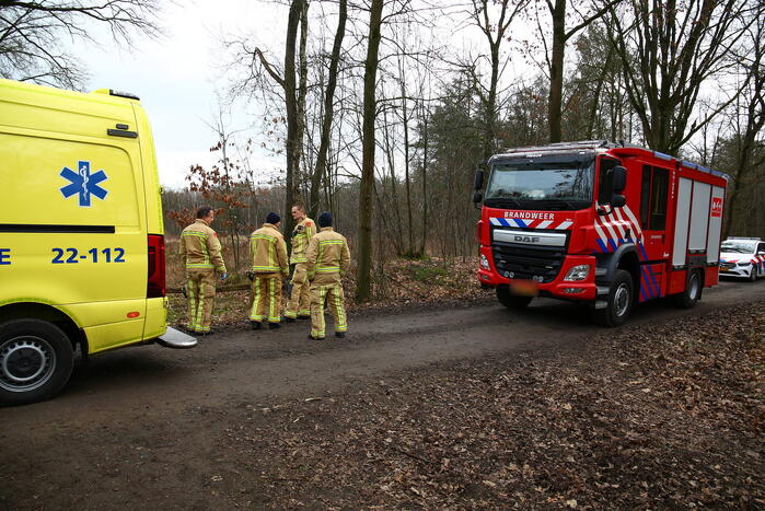Mountainbiker gewond na val in bos