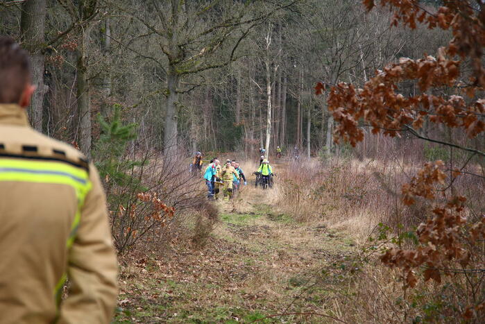 Mountainbiker gewond na val in bos