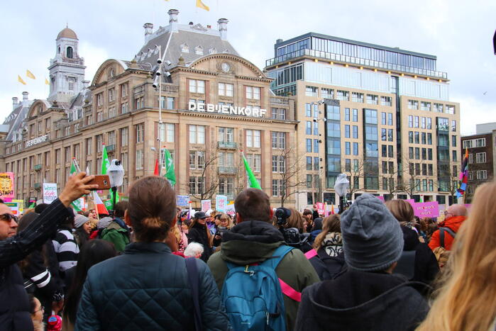 Grote drukte bij feminist march