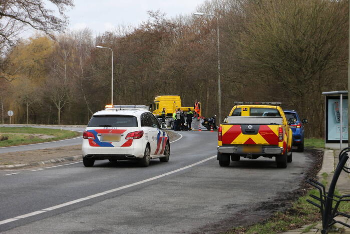 Motorrijder komt ten val, weg tijdelijk afgesloten