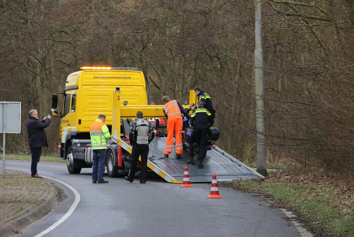 Motorrijder komt ten val, weg tijdelijk afgesloten