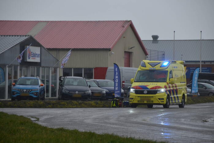 Traumahelikopter landt bij autobedrijf