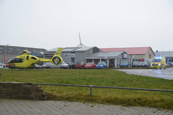 Traumahelikopter landt bij autobedrijf