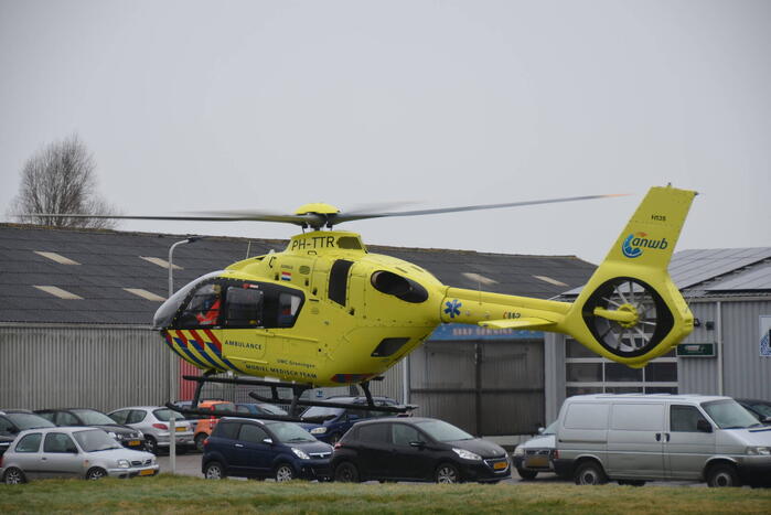 Traumahelikopter landt bij autobedrijf